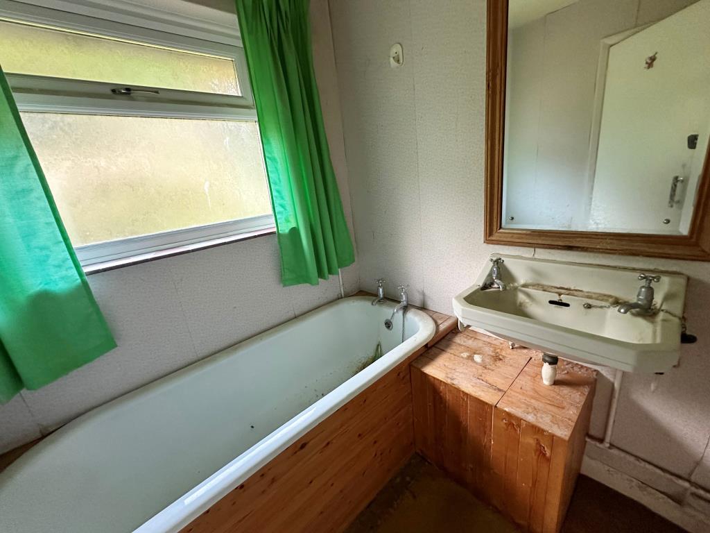 Lot: 71 - SEMI-DETACHED HOUSE FOR IMPROVEMENT - Bathroom